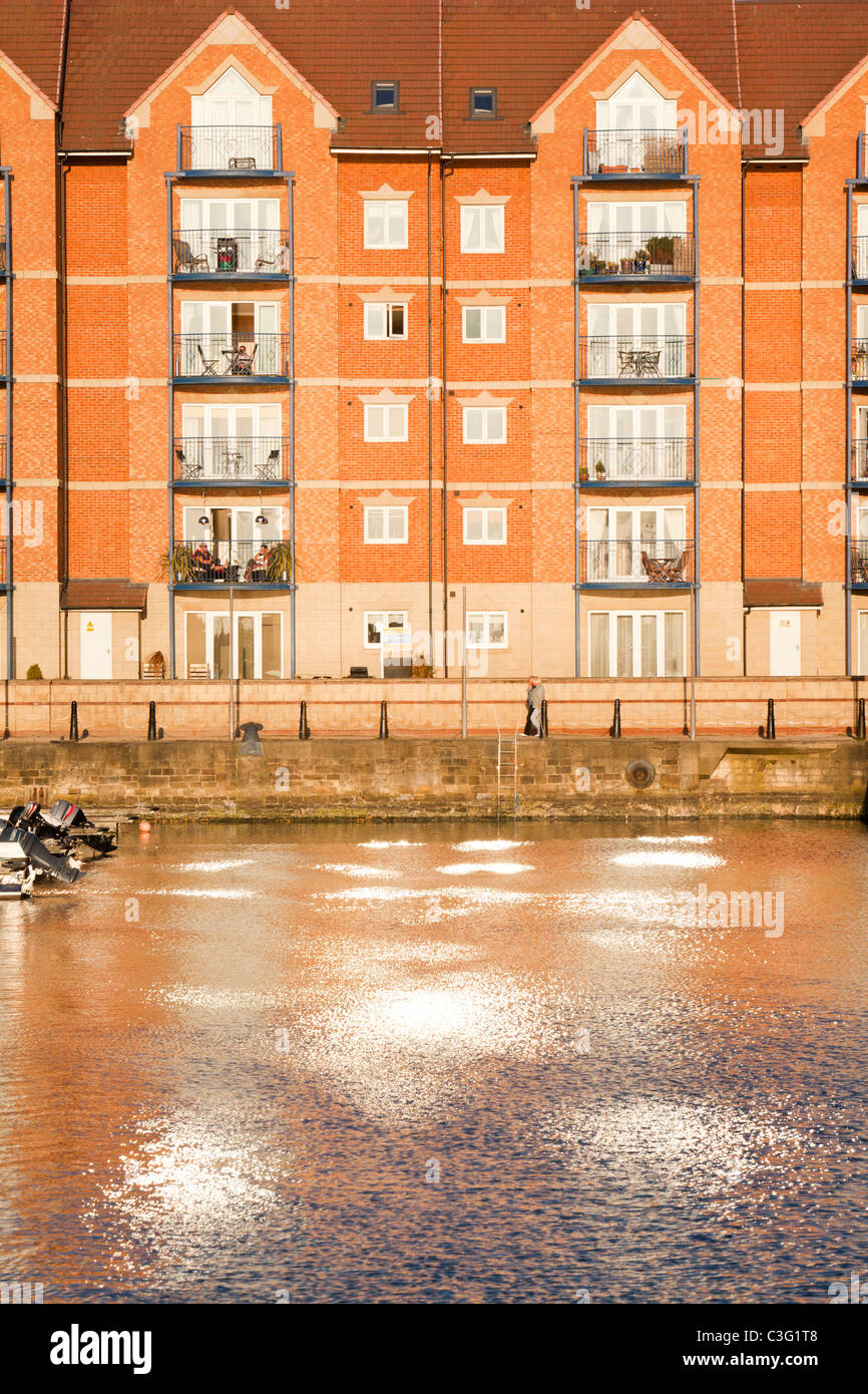 Blocchi di appartamenti a Hartlepool marina sul Teeside, UK. Foto Stock