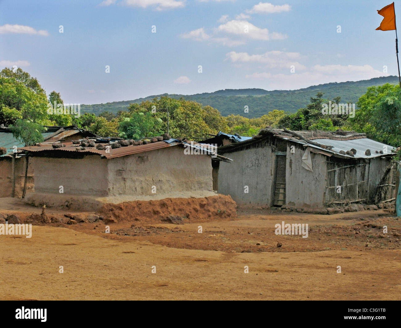 Una tradizionale casa di fango con tetto spiovente in area rurale nella vecchia Mahabaleshwar, Maharasthra, India Foto Stock
