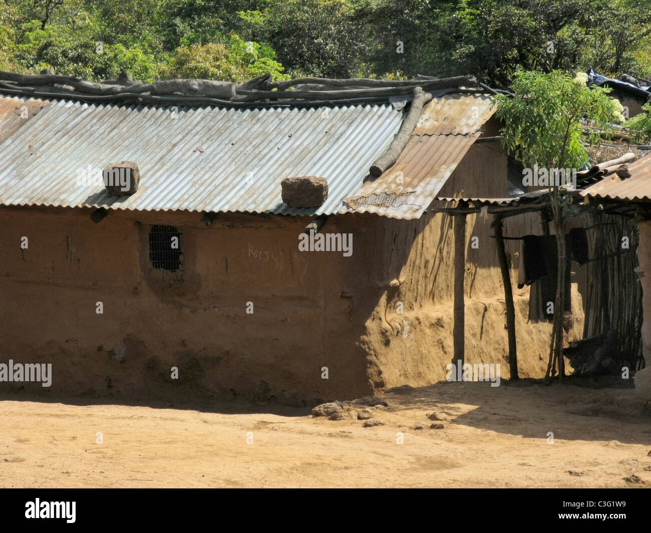 Una tradizionale casa di fango con tetto spiovente in area rurale nella vecchia Mahabaleshwar, Maharasthra, India Foto Stock