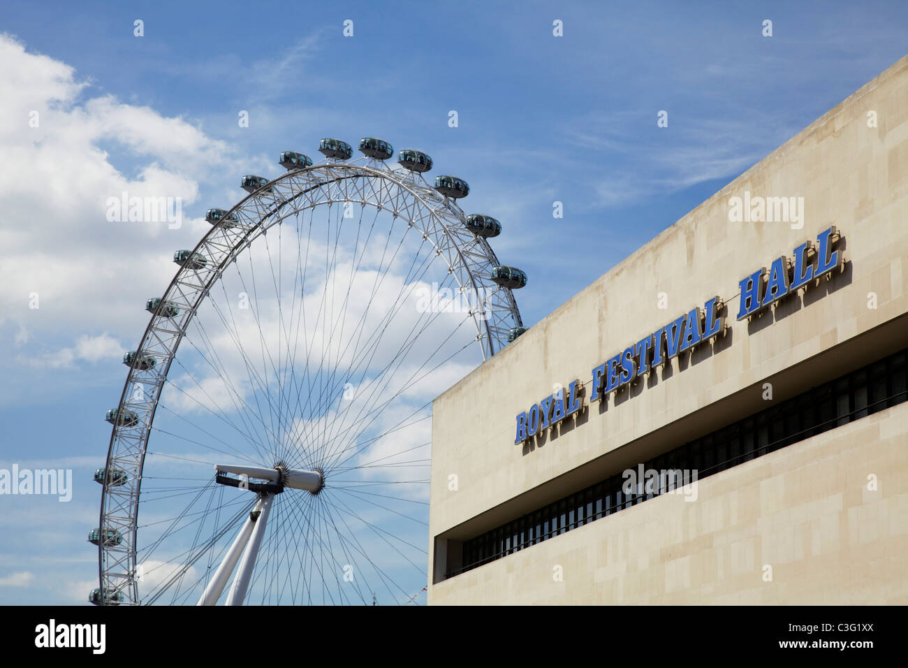 Il Royal Festival Hall e Millennium Wheel, Southbank, London REGNO UNITO Foto Stock
