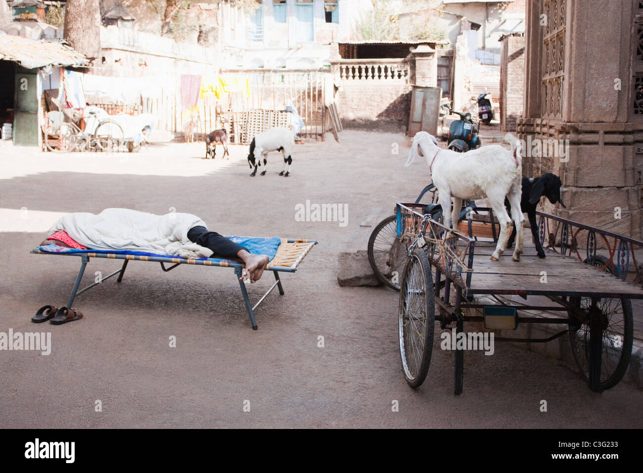 Persona che dormiva su un lettino, Ahmedabad, Gujarat, India Foto Stock