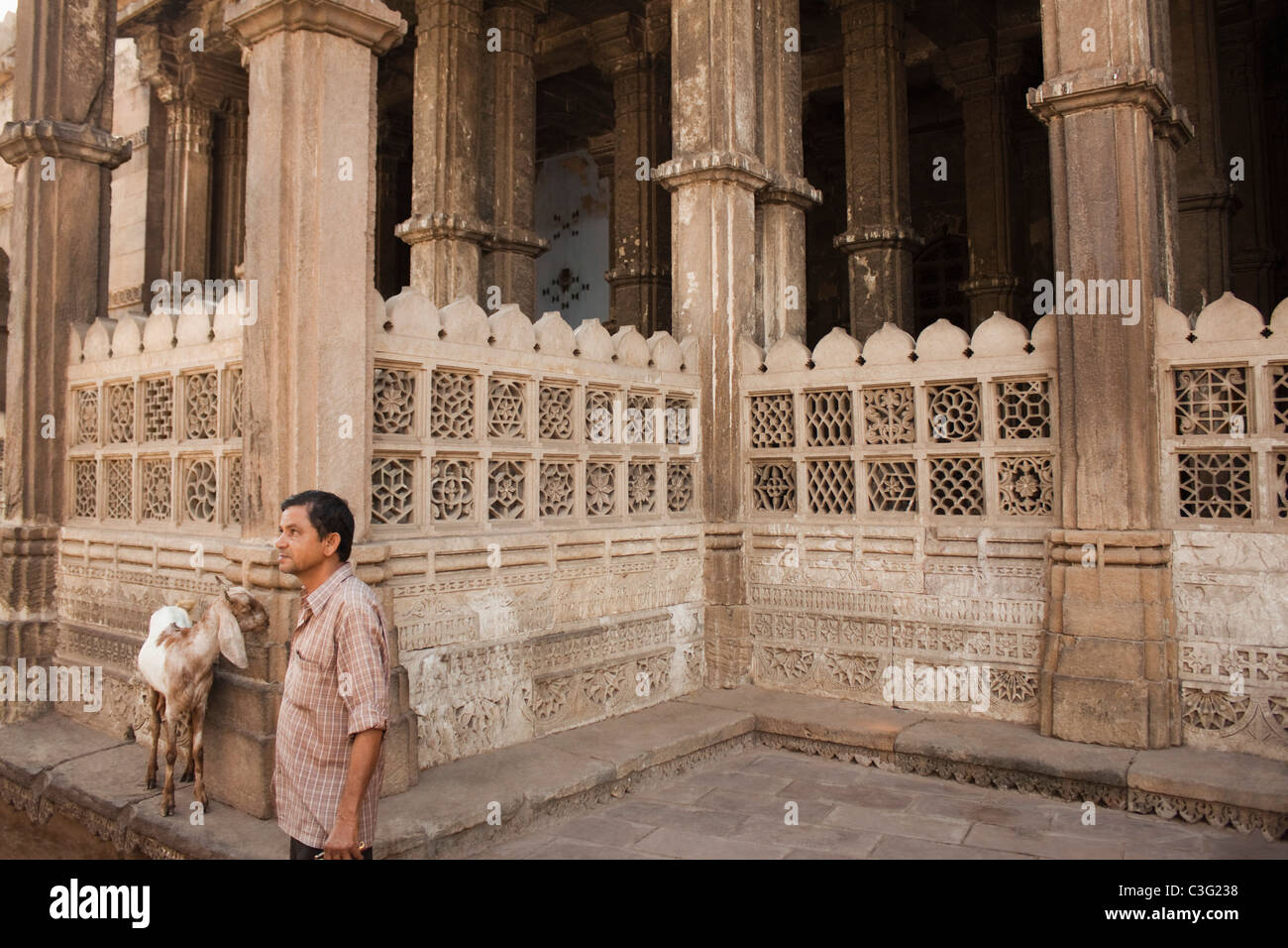 Uomo in piedi vicino a un edificio, Ahmedabad, Gujarat, India Foto Stock