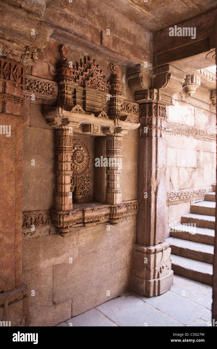 Dettagli architettonici di un edificio, Adalaj Vav, Ahmedabad, Gujarat, India Foto Stock