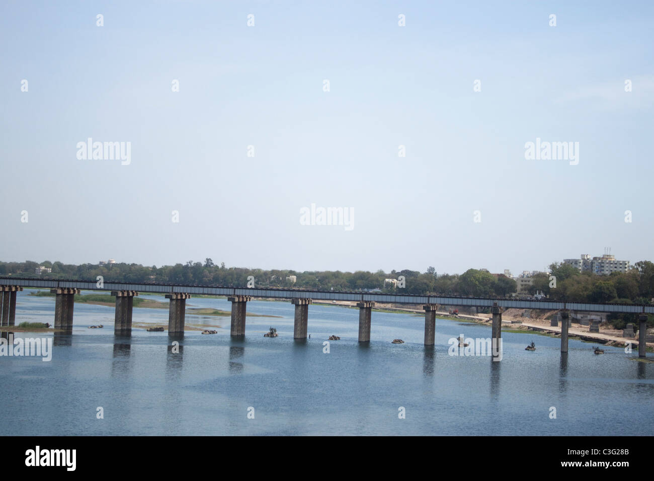 Ponte Ferroviario sul fiume, il fiume Sabarmati, Ahmedabad, Gujarat, India Foto Stock