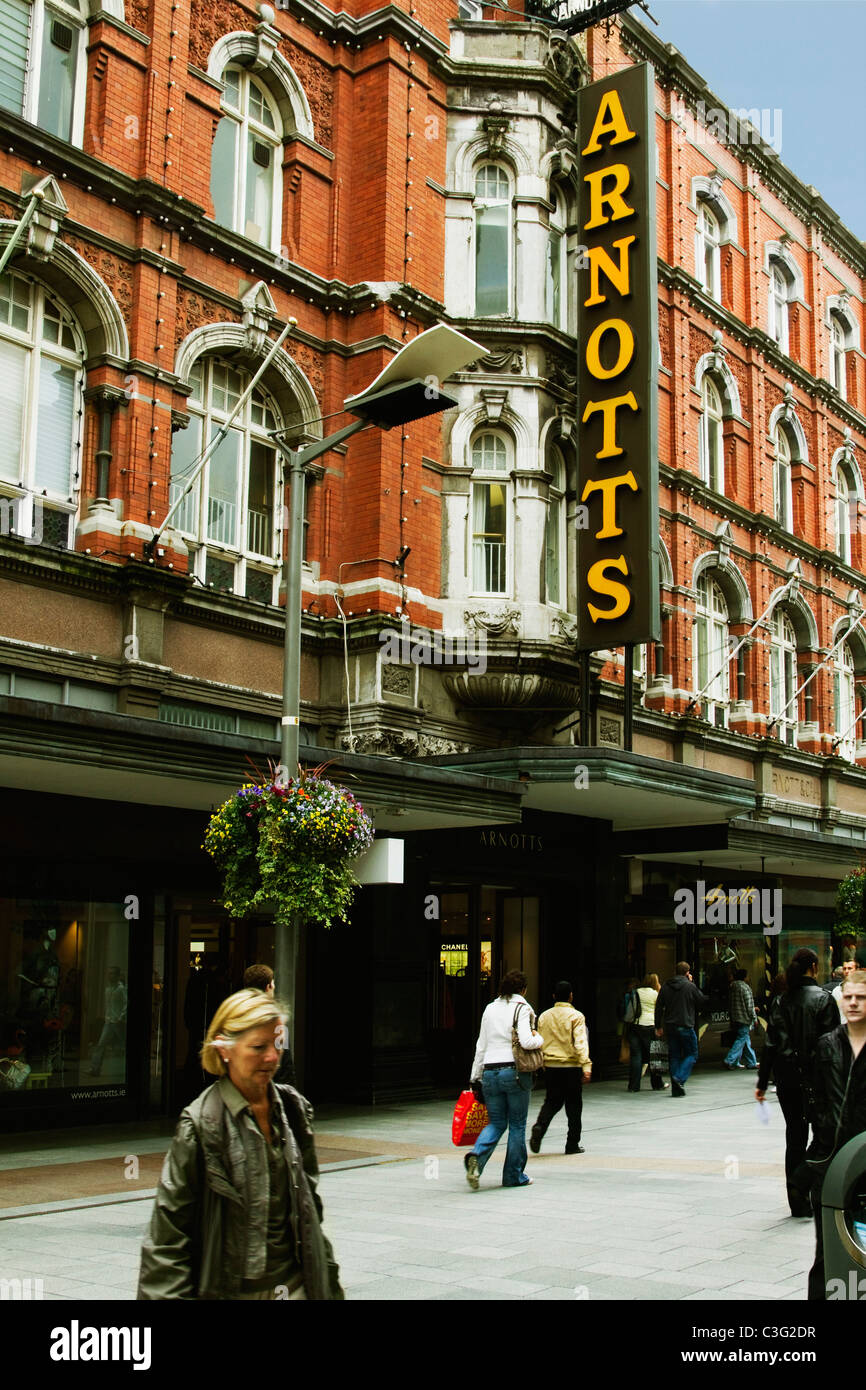 Arnotts department store in un mercato, Dublin, Repubblica di Irlanda Foto Stock