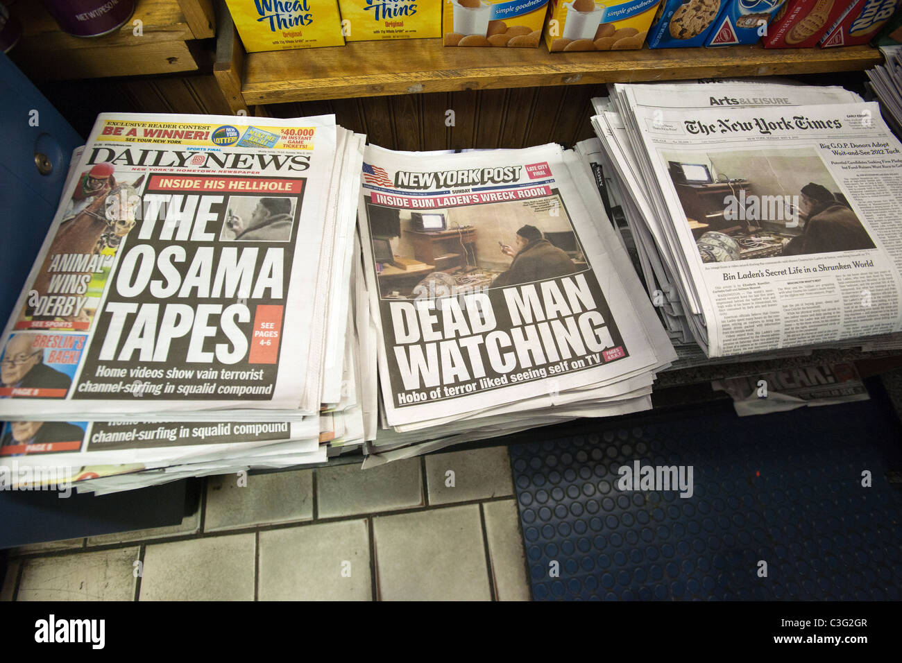 Quotidiani in un edicola in New York relazione sull'uccisione del terrorista Osama Bin Laden in Abbottabad, Pakistan Foto Stock