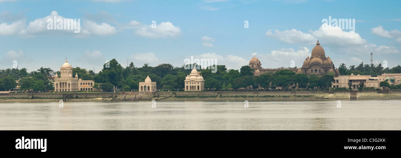Tempio a waterfront Dakshineswar Kali Temple, Fiume Hooghly, Calcutta, West Bengal, India Foto Stock