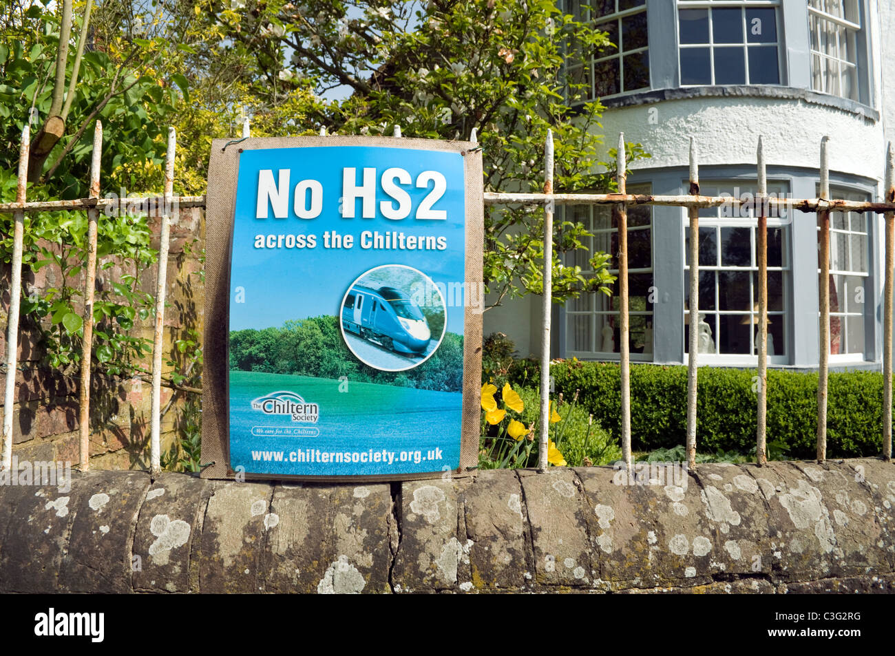 No HS2 attraverso il Chilterns protesta avviso sulle ringhiere in ferro in Little Missenden Bucks REGNO UNITO Foto Stock