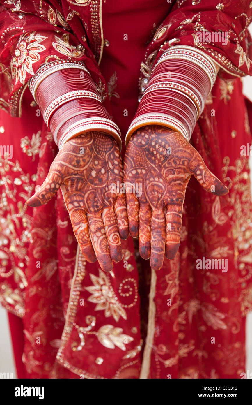 Decor indiano decorazione sulla donna caucasica le mani Foto Stock