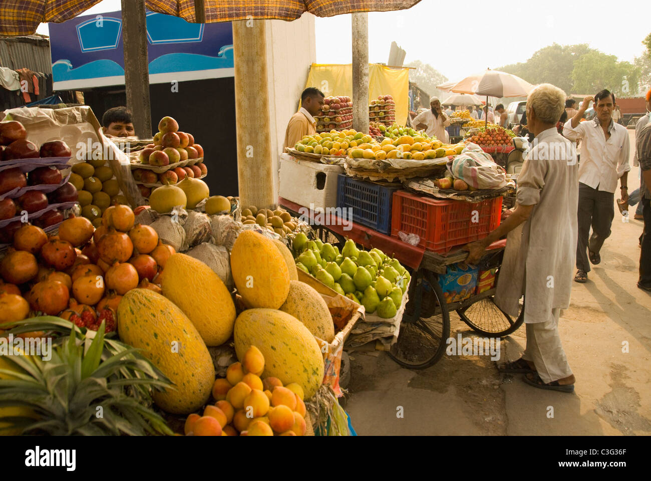 Bancarelle di frutta in un mercato di strada, Chandni Chowk, Delhi, India Foto Stock