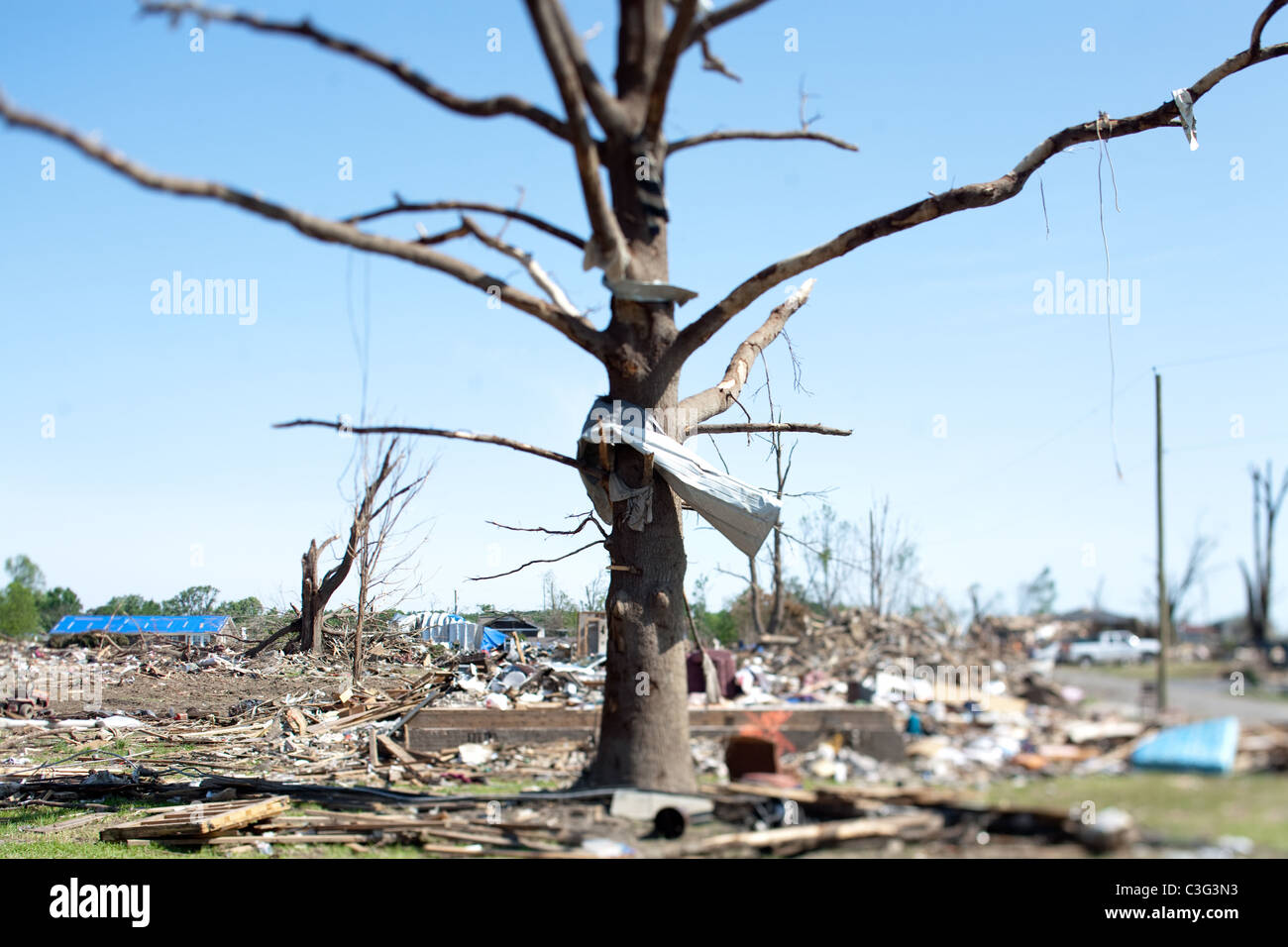 Unica struttura ancora in piedi dopo un EF5 tornado ha distrutto la città di piacevole Grove, Alabama in aprile 2011. Foto Stock