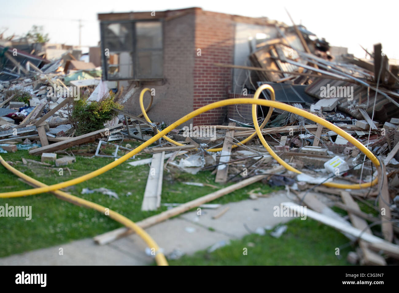 I detriti che circondano le abitazioni distrutte da tornado in Tuscaloosa, Alabama. Foto Stock