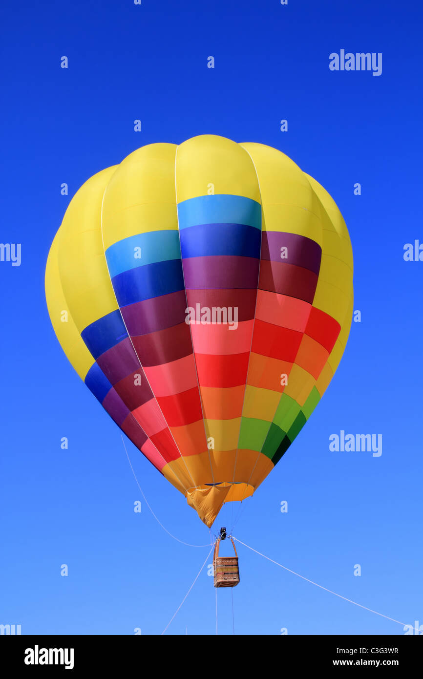 Il palloncino colorato colori vividi in cielo blu battenti nave Foto Stock