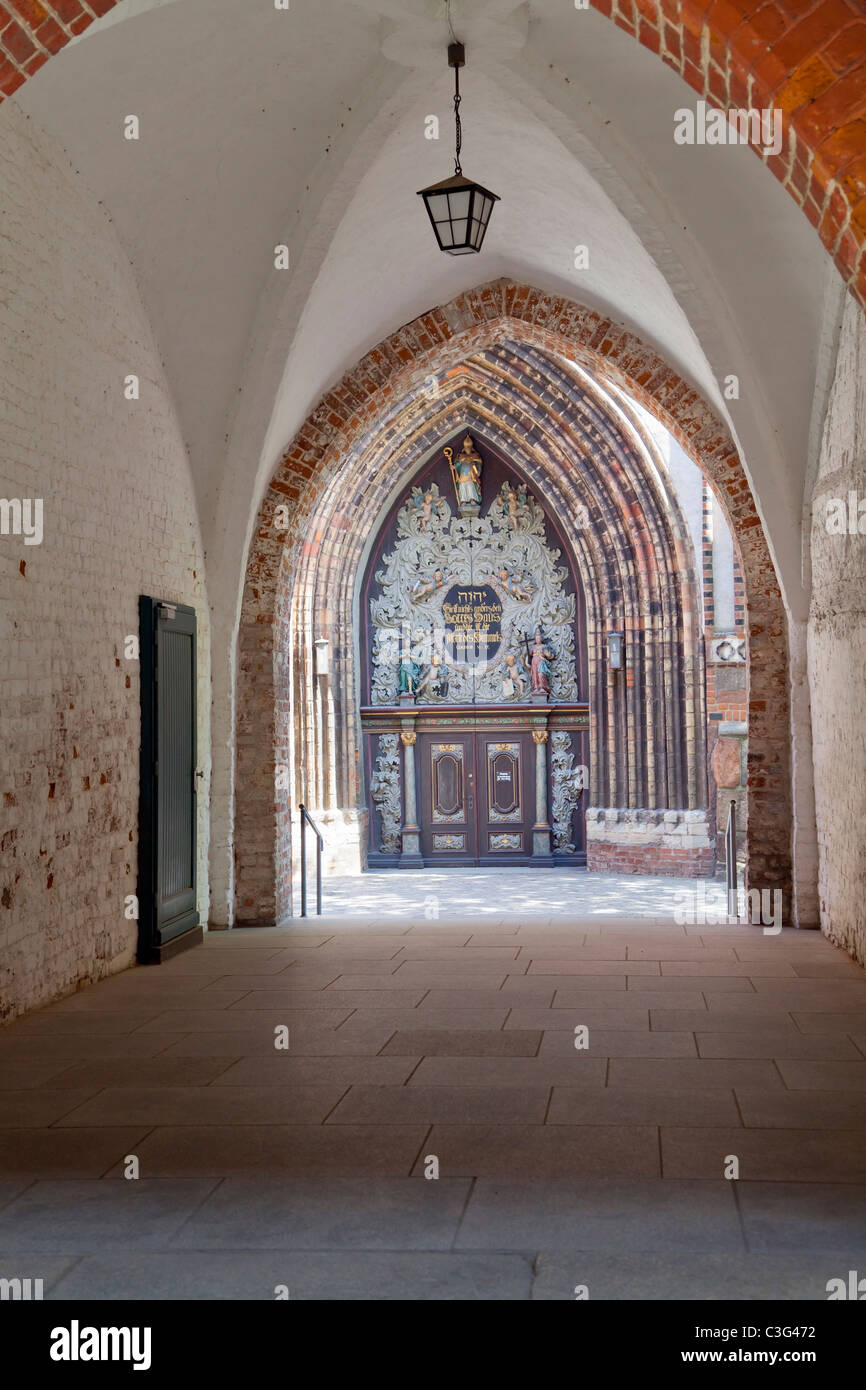 Portale ovest a St Nikolai Kirche osservata attraverso il Rathaus archway, Stralsund, Mecklenburg Vorpommern, Germania Foto Stock
