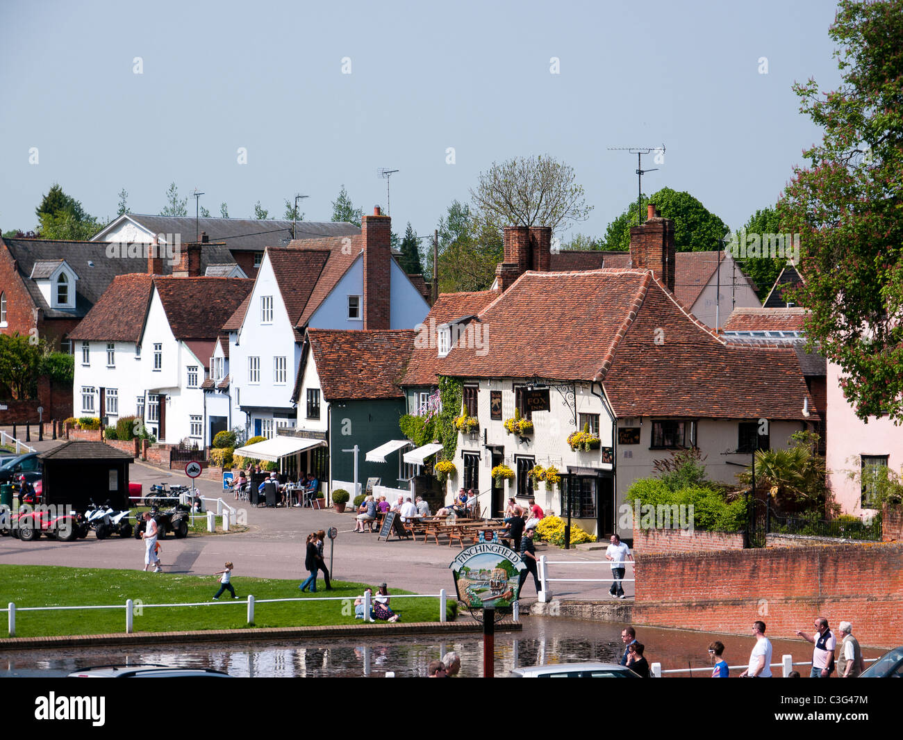 La Fox Inn di fronte lo stagno del villaggio di Finchingfield, Essex Foto Stock