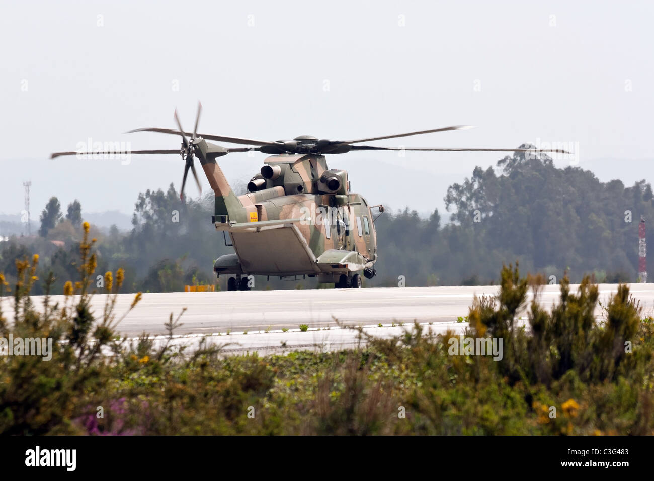 Il portoghese eh-101 merlin in pista approccio. che partecipano al disgelo reale esercizio della NATO. Foto Stock