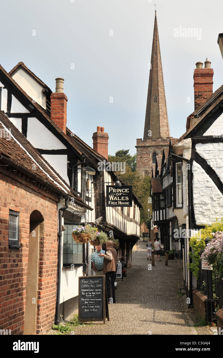 Church Lane in Ledbury con il Principe di Galles pub in primo piano e il campanile della chiesa in background. Herefordshire UK. Foto Stock