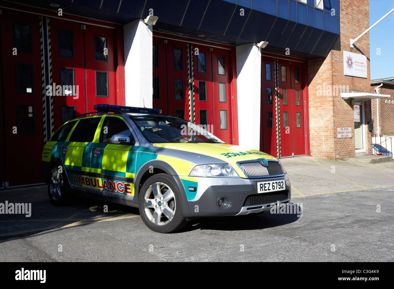 Risposta veloce paramedico ambulanza di emergenza veicolo parcheggiato al di fuori di una stazione dei vigili del fuoco a holywood contea di Down Irlanda del Nord Regno Unito Foto Stock