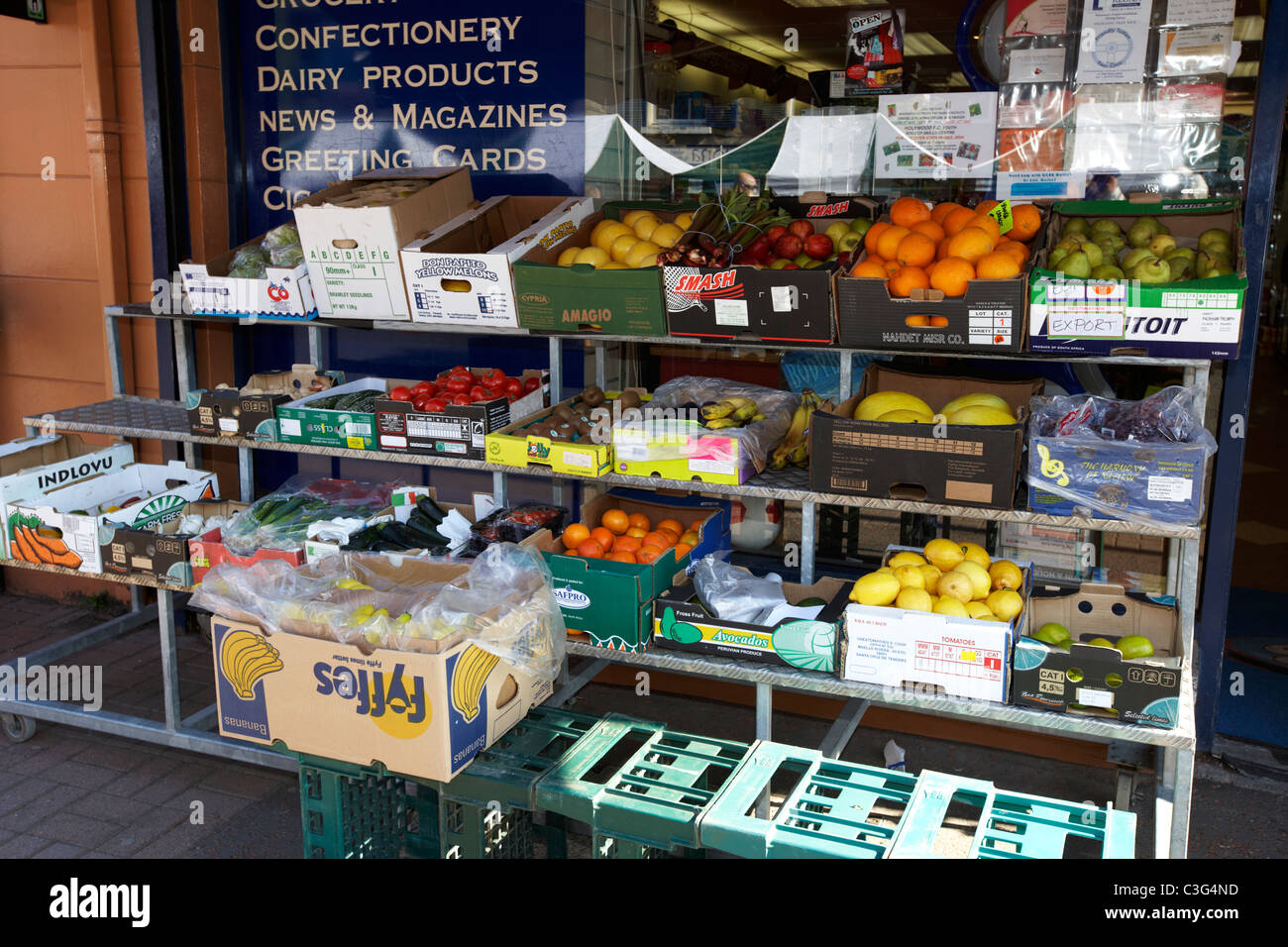 Frutta sul display al di fuori di un ortolano locale e general store nel Regno Unito Foto Stock