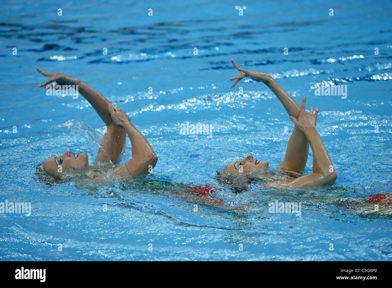 I concorrenti in duetto nuoto sincronizzato al 2008 Olimpiadi estive di Pechino, Cina. Foto Stock