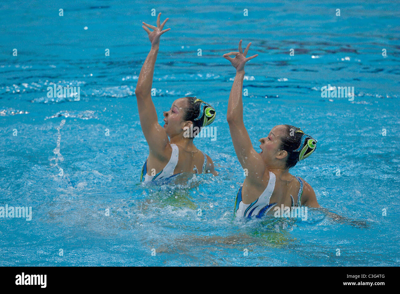 I concorrenti in duetto nuoto sincronizzato al 2008 Olimpiadi estive di Pechino, Cina. Foto Stock