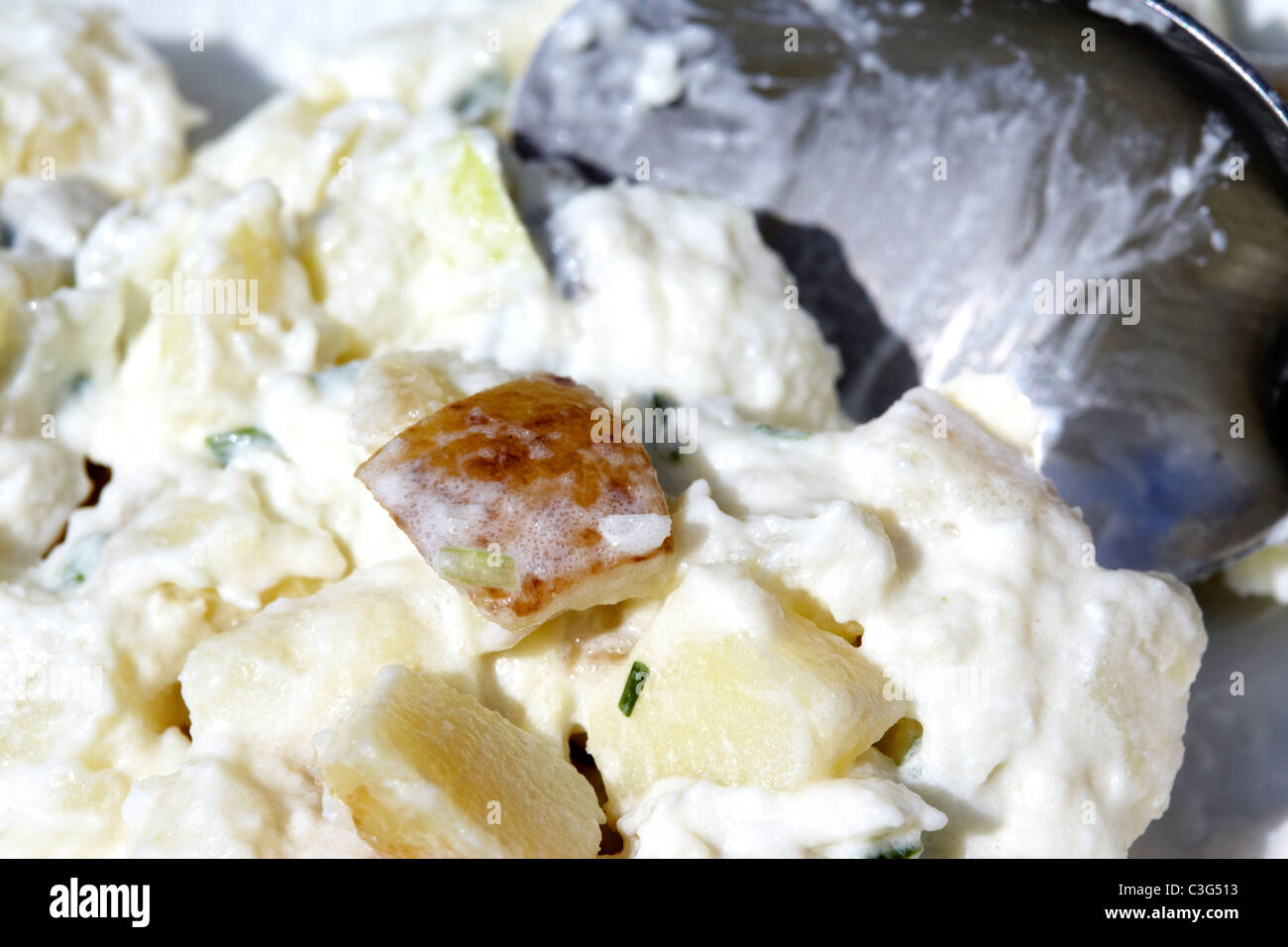 Insalata di patate con patate lesse maionese cipolline e erba cipollina Foto Stock