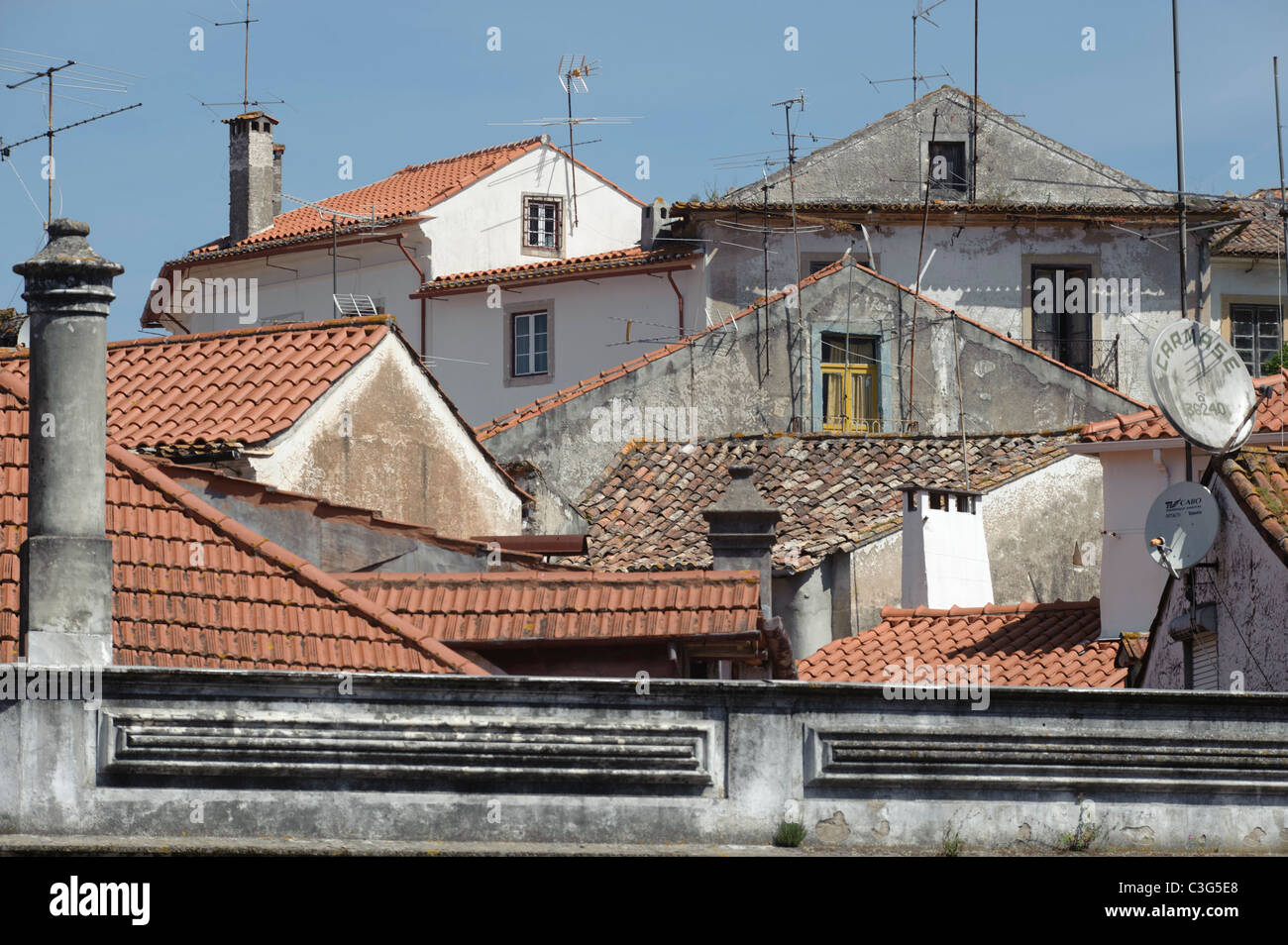 Le vecchie case e tetti del centro storico di Coimbra, Portogallo Foto Stock