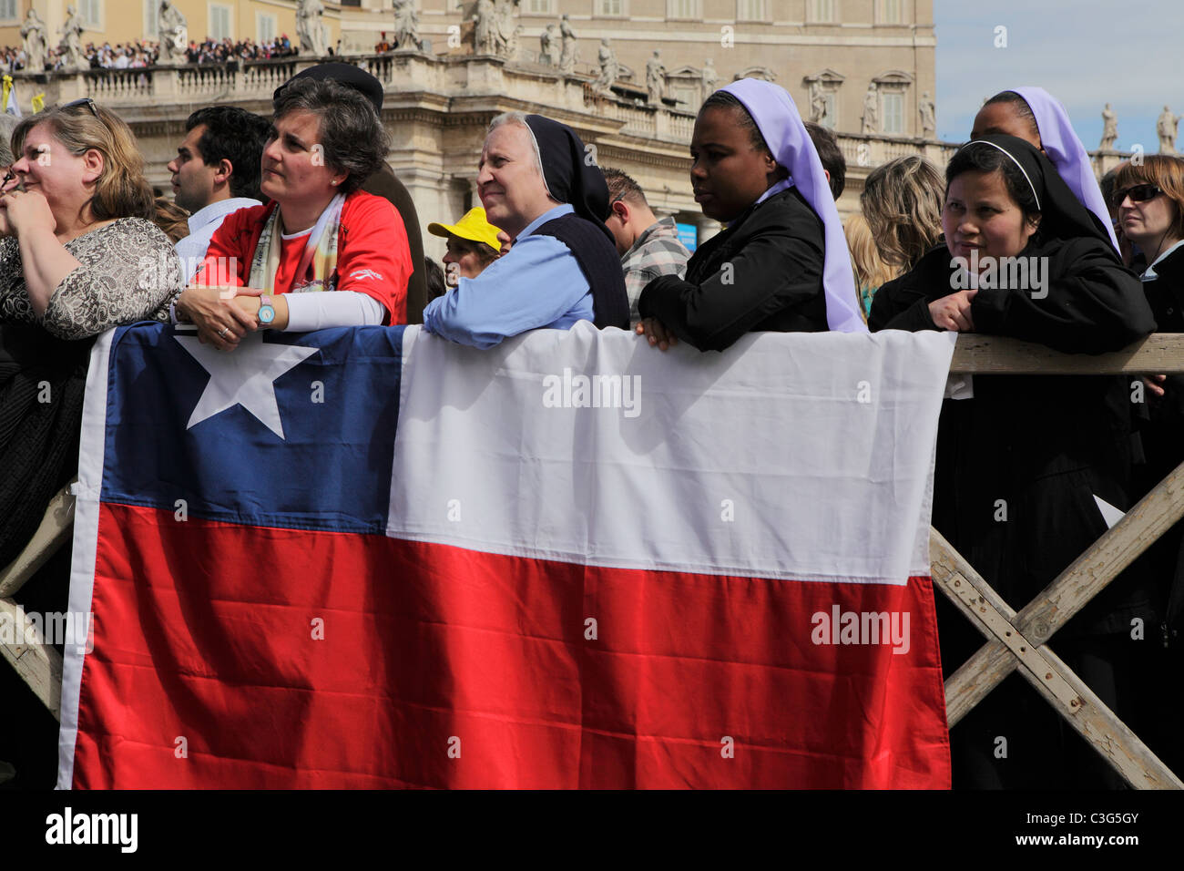 Un gruppo di suore e Bandiera del Cile in Vaticano celebrazione di Beatificazione di Papa Giovanni Paolo II a Roma Foto Stock