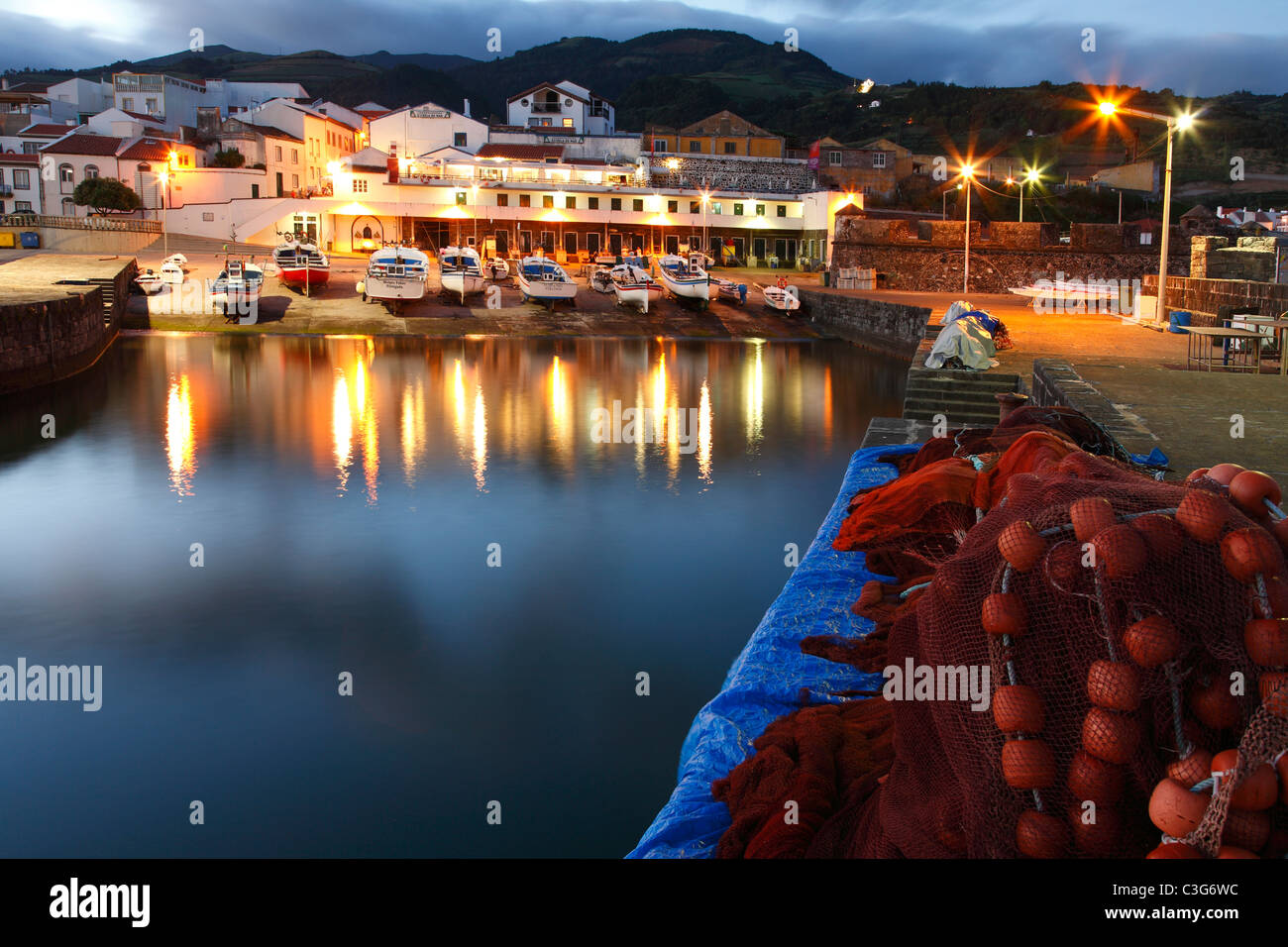 Il porto di Vila Franca do Campo al crepuscolo. Sao Miguel Island; isole Azzorre; Portogallo. Foto Stock