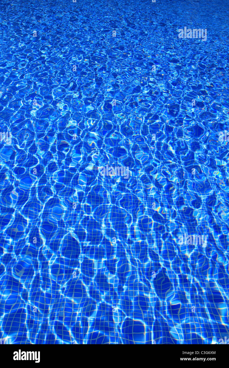 Piastrelle blu piscina con acqua di riflessione immagine di tessitura Foto Stock