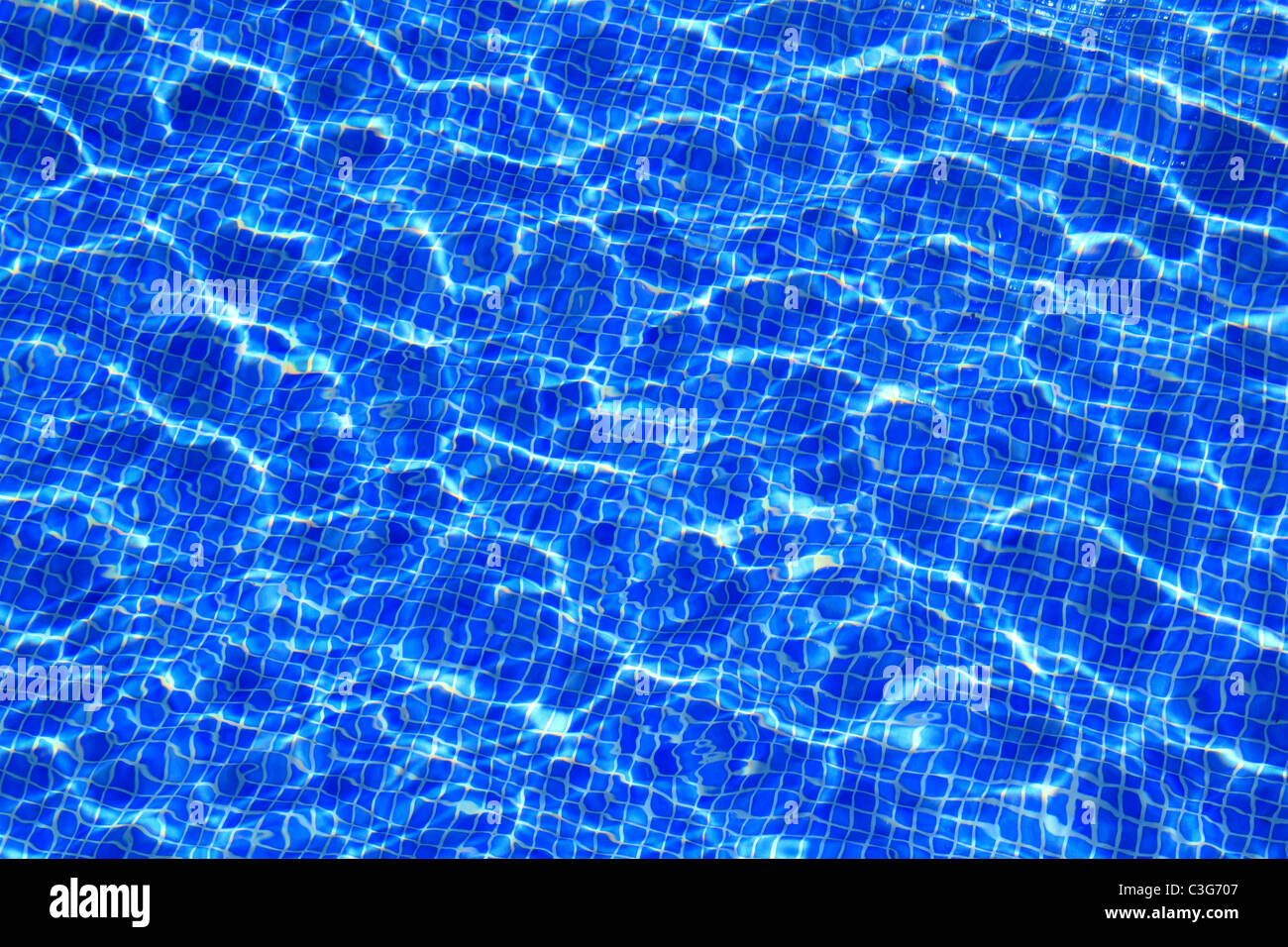 Piastrelle blu piscina con acqua di riflessione immagine di tessitura Foto Stock