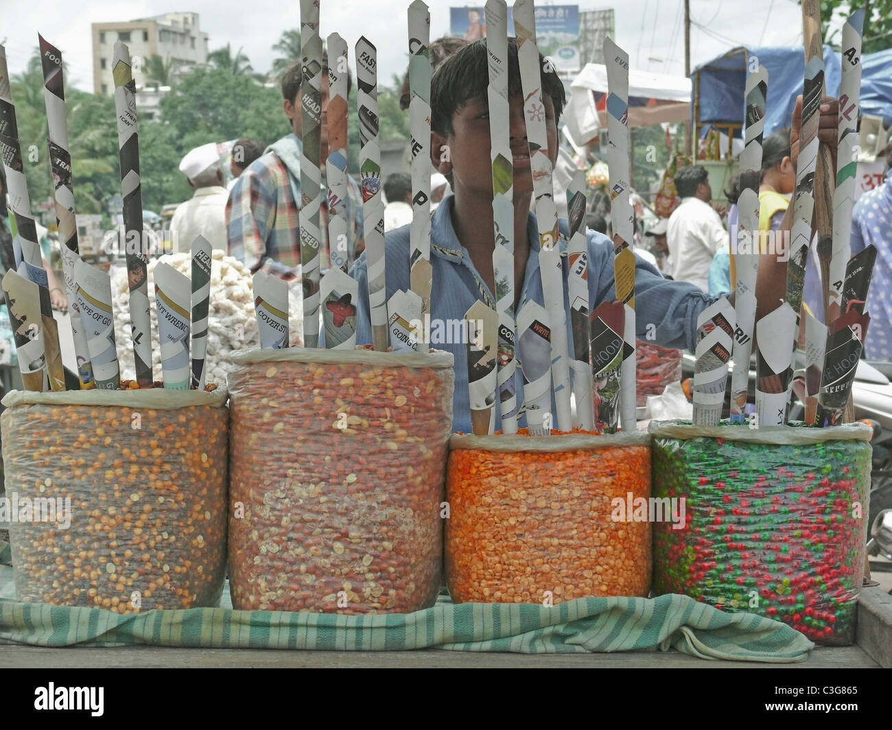 Indiano piccante snack vendere su una carriola in banchina, Madhya Pradesh, India Foto Stock