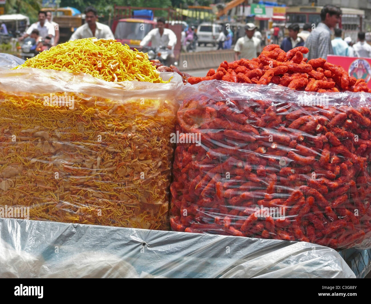 Speziati e dolci snack indiano vendere su una carriola in banchina, Madhya Pradesh, India Foto Stock