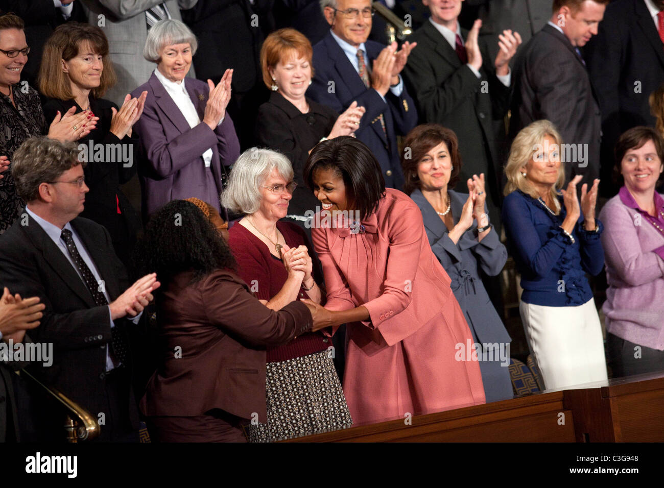 La First Lady Michelle Obama saluta Darlene Daniels, di Baltimore, Md., nella galleria della Casa camera all'U.S. Capitol Foto Stock