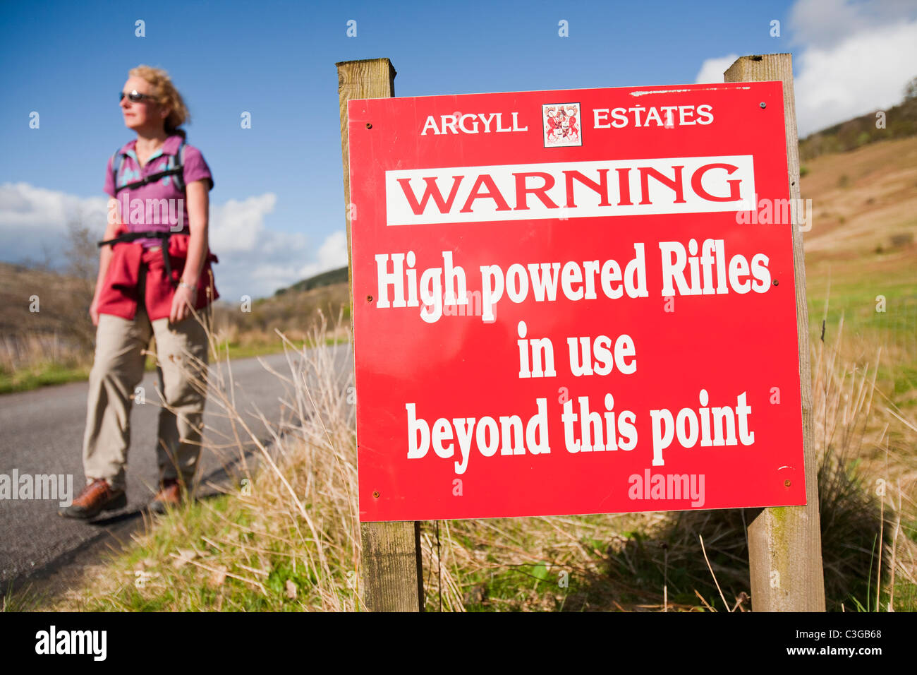 Un segnale di avvertimento riguardo le riprese in Glen Shira sopra Loch Fyne in Scozia, Regno Unito. Foto Stock