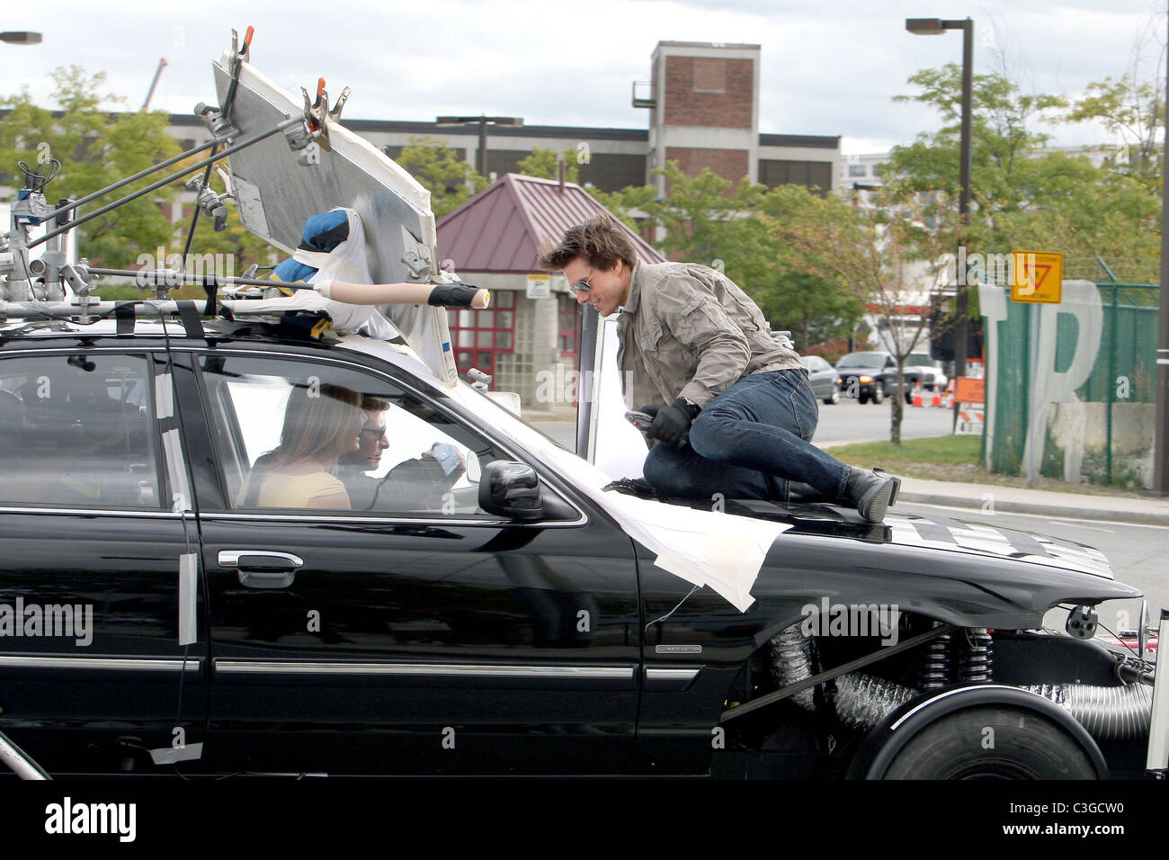 Cameron Diaz (in auto) e Tom Cruise Tom Cruise le riprese di una scena di stunt sulla parte superiore di una vettura mentre sul set del suo nuovo film Foto Stock