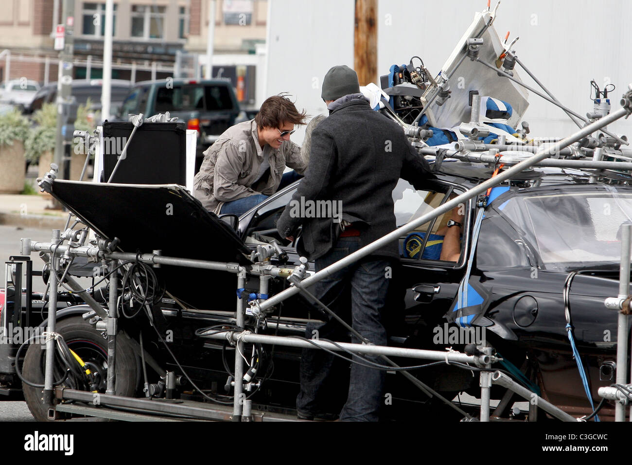 Tom Cruise le riprese di una scena di stunt sulla parte superiore di una vettura mentre sul set del suo nuovo film "Wichita' Boston, Massachusetts - 30.09.09 Foto Stock