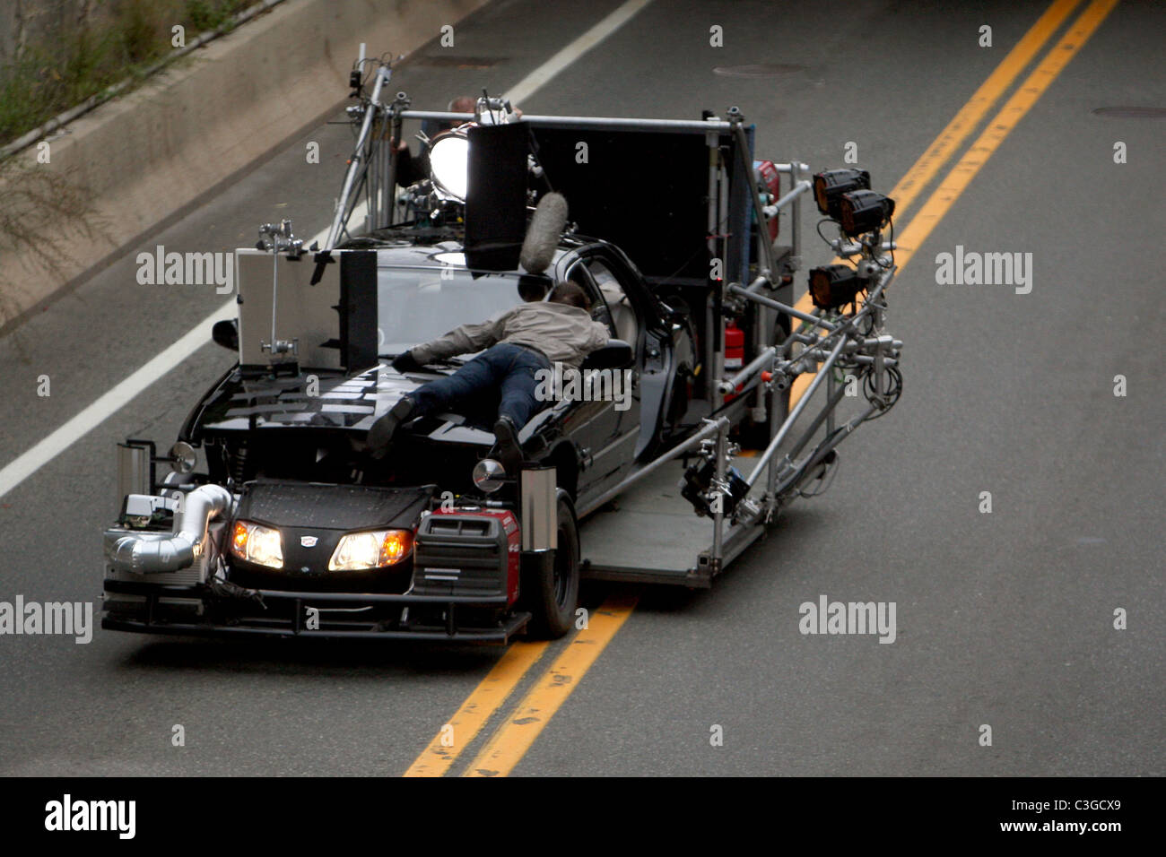 Tom Cruise le riprese di una scena di stunt sulla parte superiore di una vettura mentre sul set del suo nuovo film "Wichita' Boston, Massachusetts - 30.09.09 Foto Stock