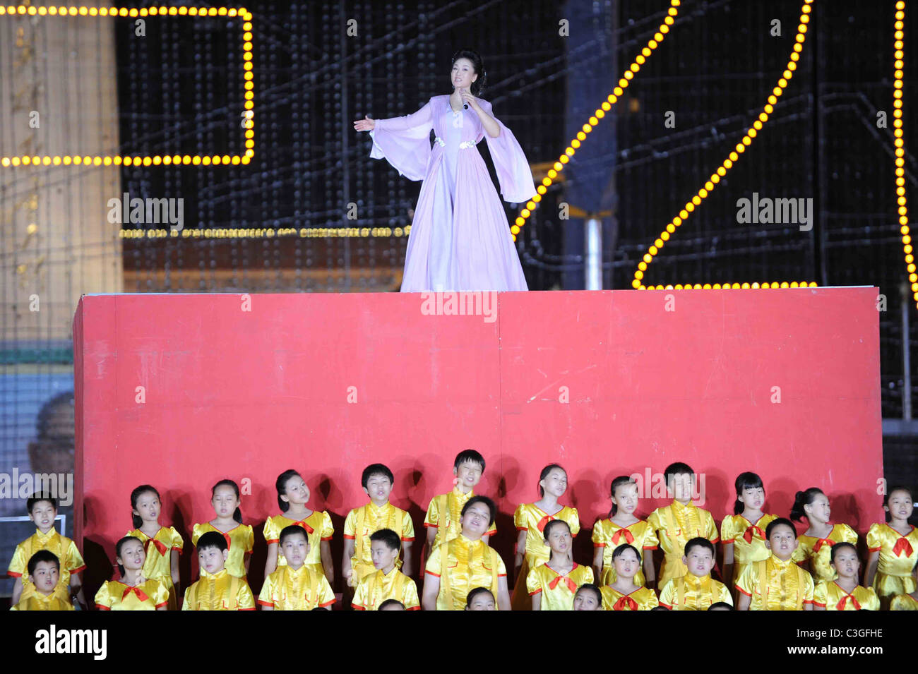 Peng Liyuan, famoso cantante,moglie di Xi Jinping esegue durante la serata di gala in Piazza Tian'anmen a Pechino, Cina nel mese di ottobre Foto Stock