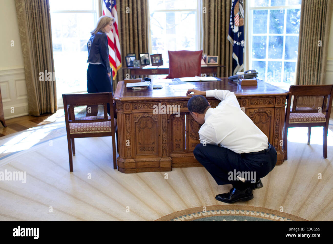 Il presidente Barack Obama, Caroline Kennedy Schlossberg esamina la risoluta scrivania in ufficio ovale. In una famosa fotografia, Foto Stock