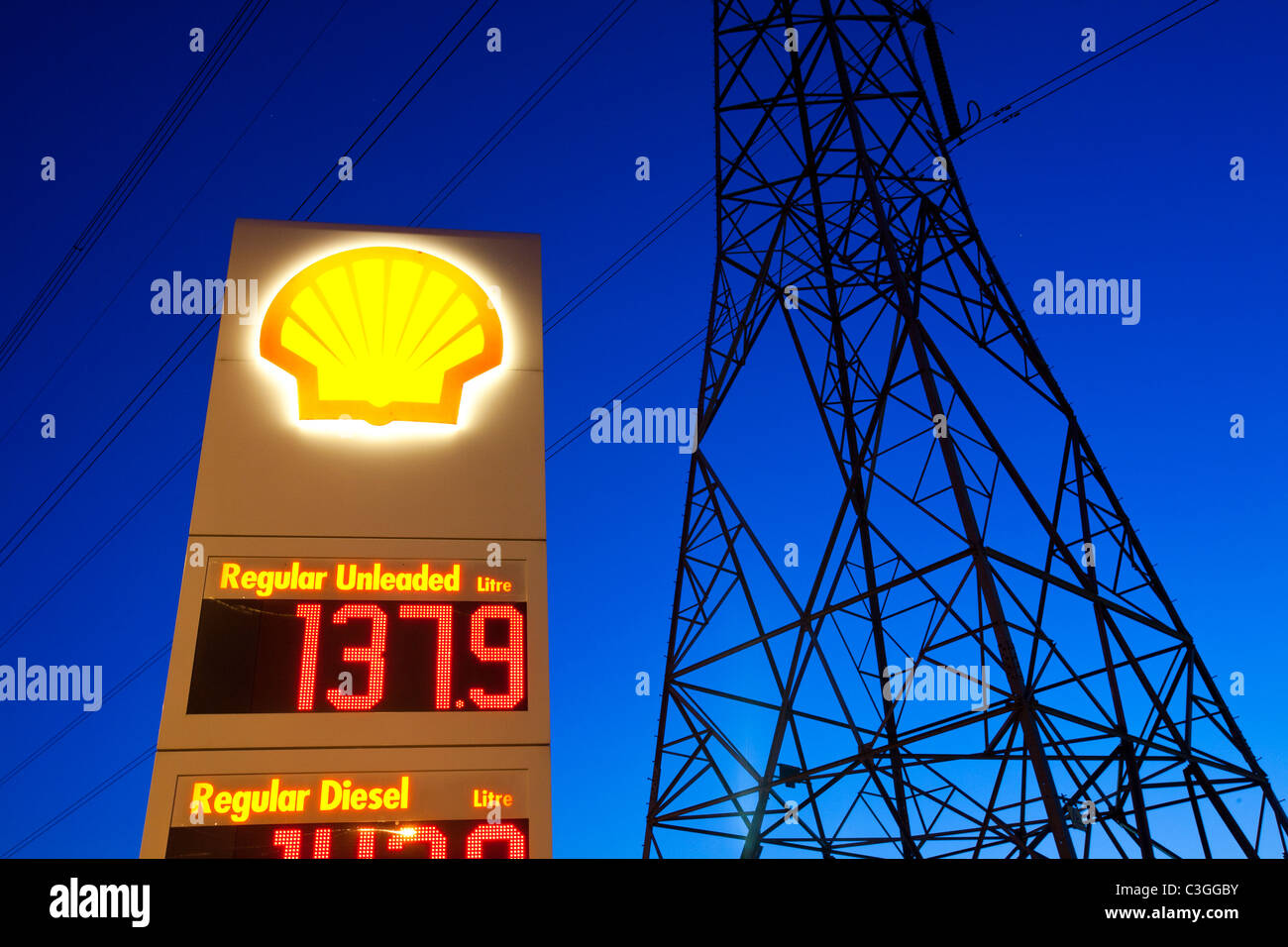 Una stazione di benzina in Billingham su Teeside, Regno Unito, con un traliccio di elettricità al crepuscolo. Foto Stock