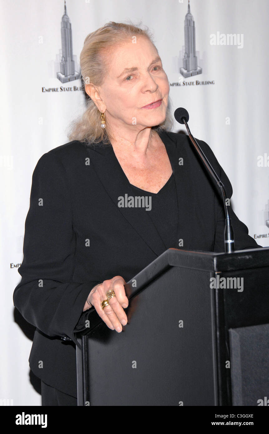 Lauren Bacall ospita una cerimonia di illuminazione all'Empire State Building celebrando per onorare il centoventicinquesimo anniversario della American Foto Stock