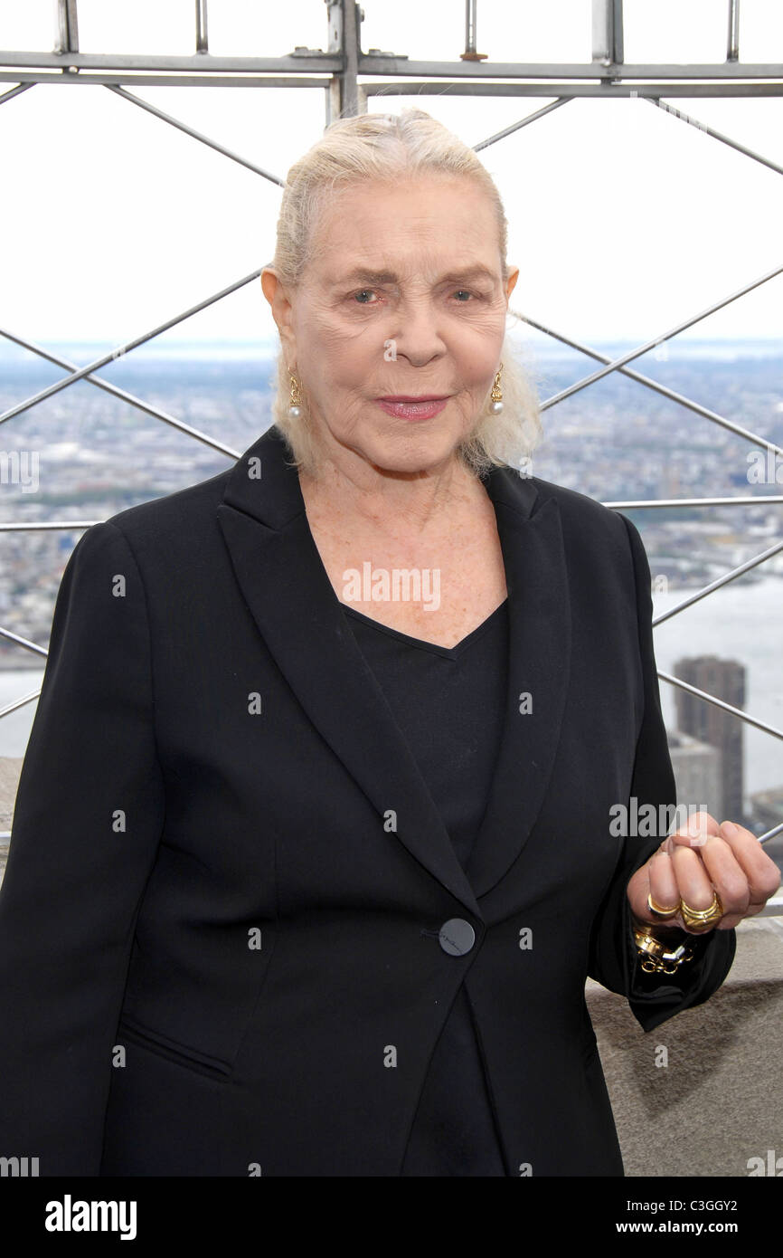 Lauren Bacall ospita una cerimonia di illuminazione all'Empire State Building celebrando per onorare il centoventicinquesimo anniversario della American Foto Stock