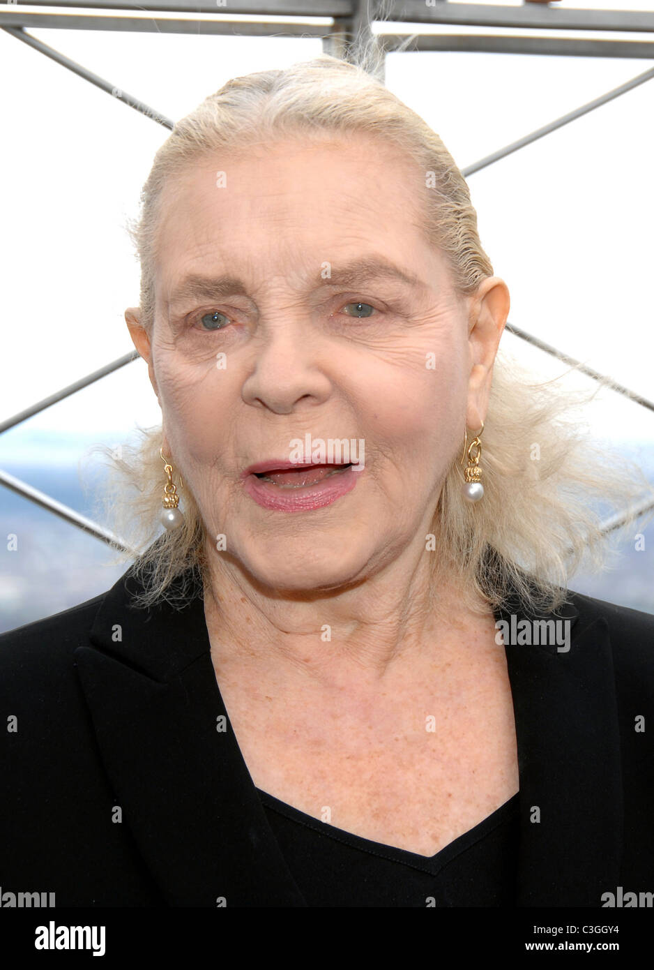 Lauren Bacall ospita una cerimonia di illuminazione all'Empire State Building celebrando per onorare il centoventicinquesimo anniversario della American Foto Stock