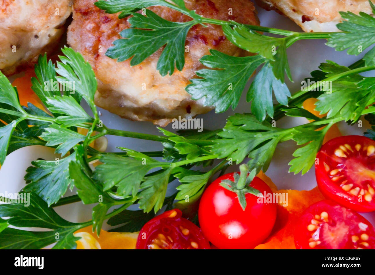 Cotolette, peperoni, cipolle, pomodori e prezzemolo Foto Stock