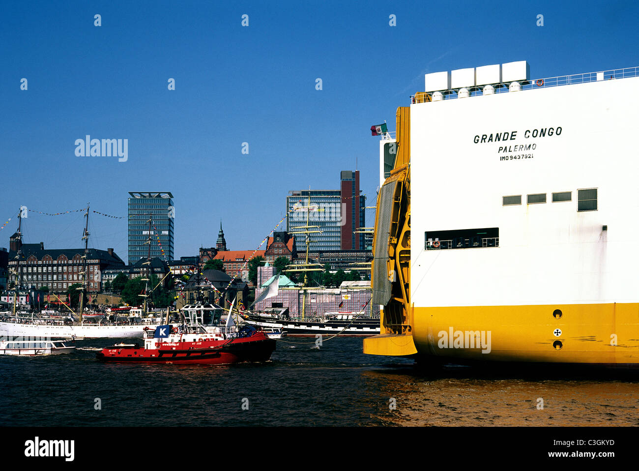 Grimaldi's veicolo transporter Grande Congo passa Landungsbrücken all'arrivo nel porto di Amburgo. Foto Stock