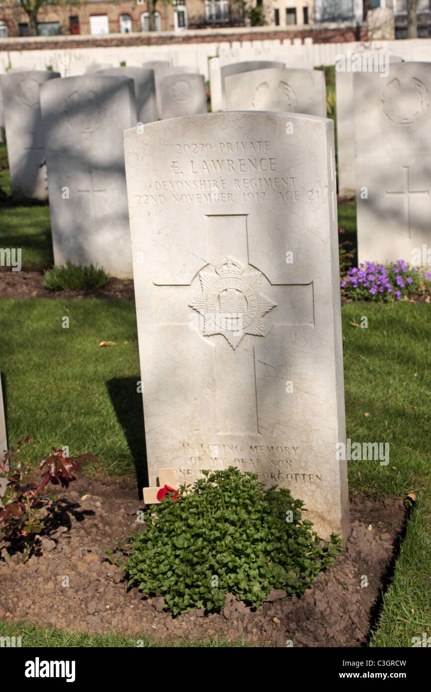 Tomba di Lorenzo privato del Devonshire reggimento cimitero del serbatoio Ypres Belgio Foto Stock