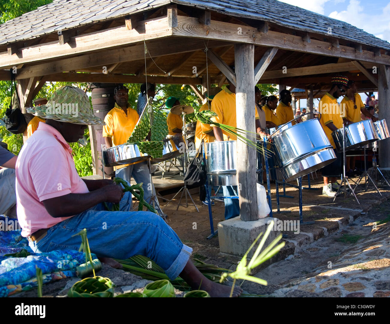 Tamburo di acciaio band suona a Shirley Heights in Antigua Foto Stock