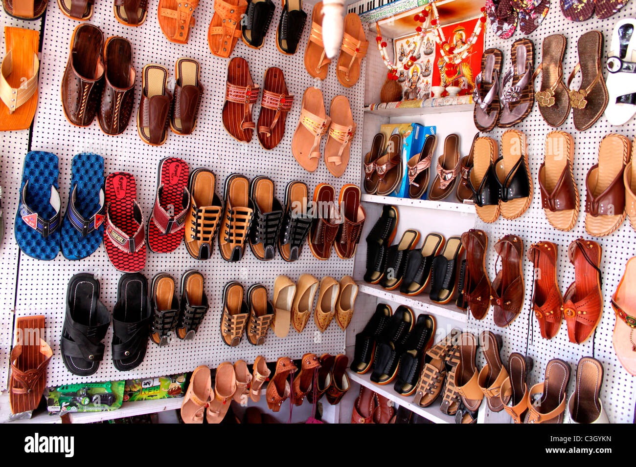 Pantofole sul display in un negozio indiano Foto stock - Alamy