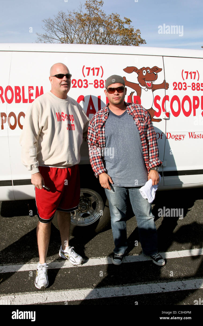 Jon Gosselin pone con 'Mr. Convogliatore' da un cane asportazione dei rifiuti società mentre in attesa per le sue figlie gemelle a scendere il loro Foto Stock